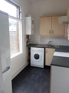 Studio to rent, Oakfield Road