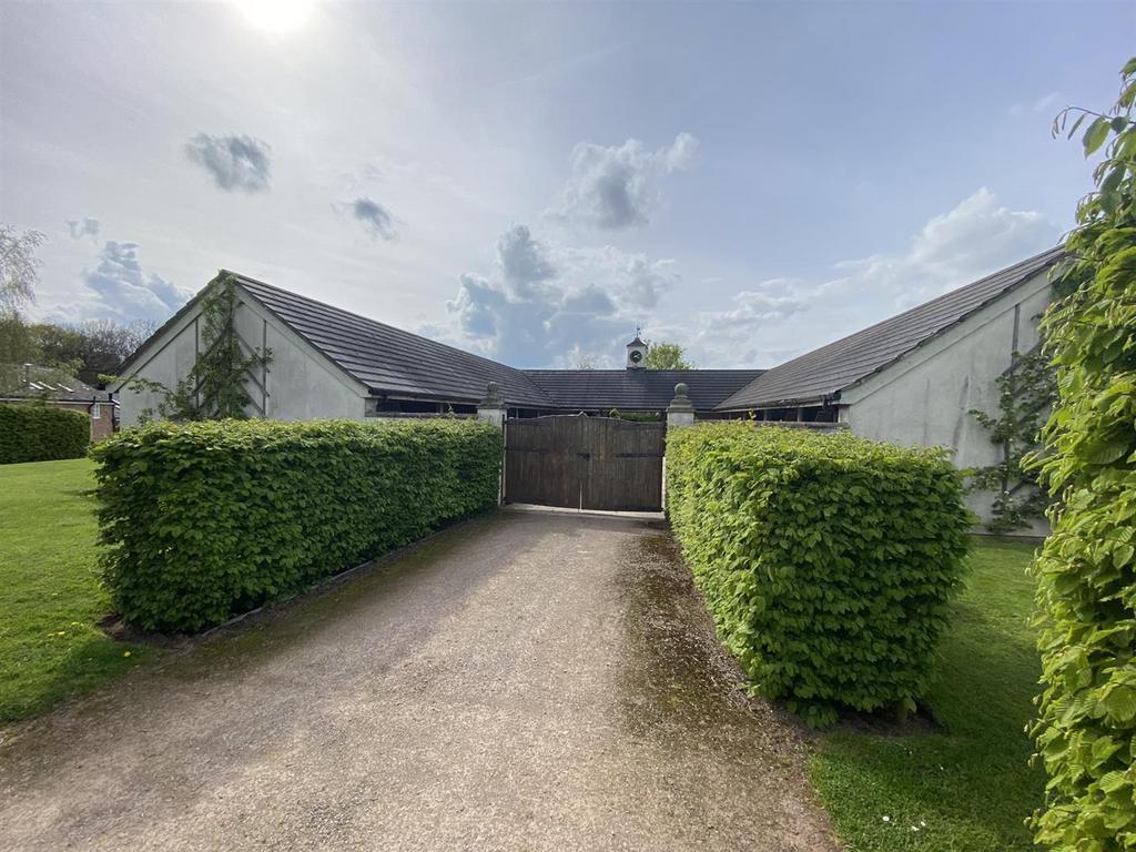 Phynson Hays Stables, Woore, Shropshire, CW3 9SP Equestrian property to