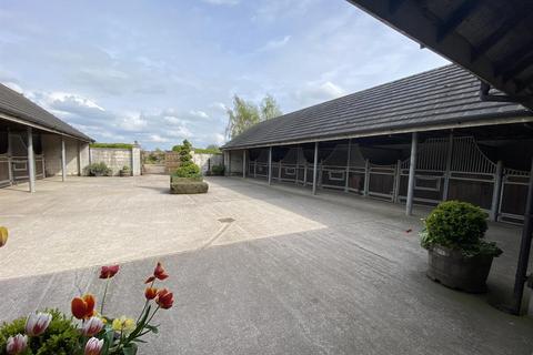 Equestrian property to rent - Phynson Hays Stables, Woore, Shropshire, CW3 9SP