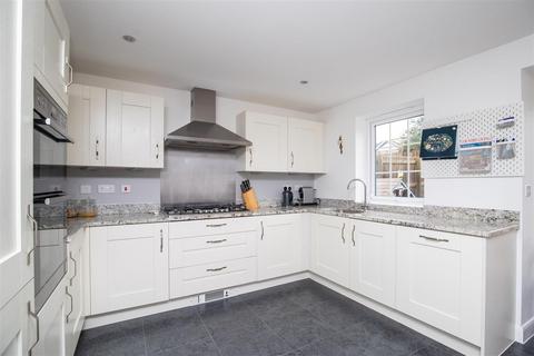 4 bedroom detached house for sale, Park Road, Leeds LS26