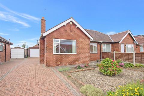 2 bedroom semi-detached bungalow for sale, Kelmscott Gardens, Leeds LS15