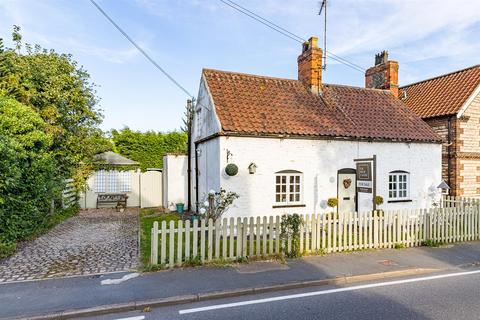 3 bedroom cottage for sale, Ermine Street, Appleby, Scunthorpe