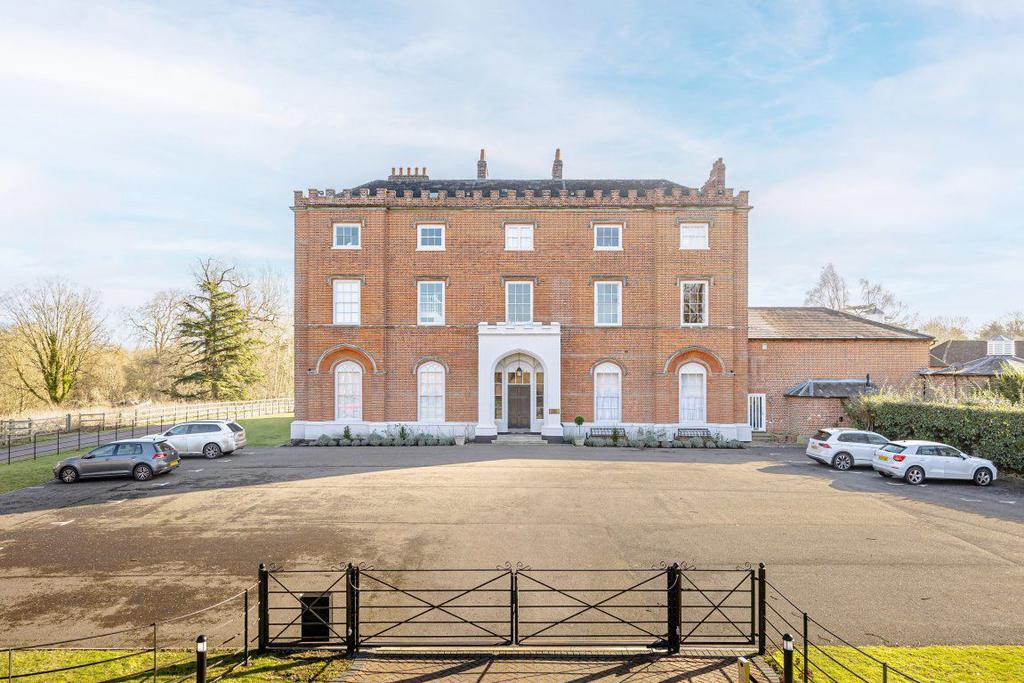 Pishiobury Drive, Sawbridgeworth 2 bed apartment £3,250 pcm (£750 pw)