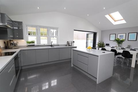 4 bedroom detached house for sale, Riseway, Brentwood, Essex