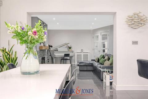 Artemis Riseway, Brentwood, CM15 8BG