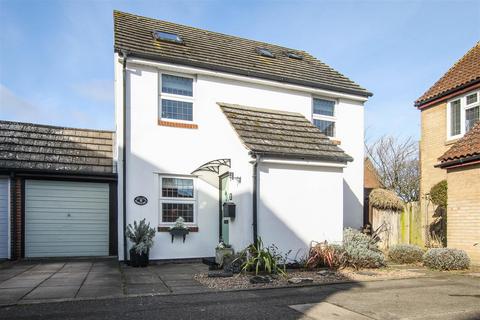 8 Moorescroft, Kelvedon Hatch, Brentwood, CM15 0XF
