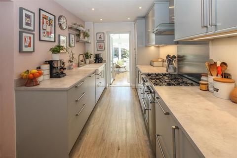 8 Moorescroft, Kelvedon Hatch, Brentwood, CM15 0XF