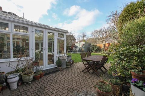 8 Moorescroft, Kelvedon Hatch, Brentwood, CM15 0XF
