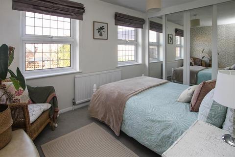 8 Moorescroft, Kelvedon Hatch, Brentwood, CM15 0XF