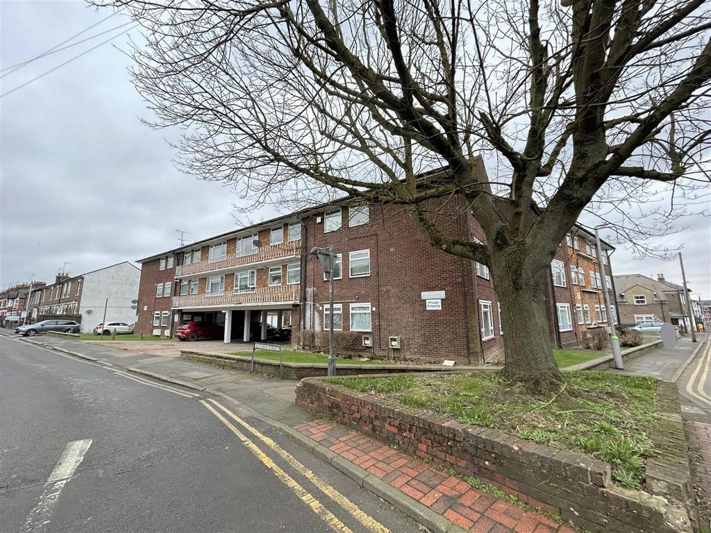 Albion Court, Victoria Street, Dunstable 2 bed flat for sale £175,000
