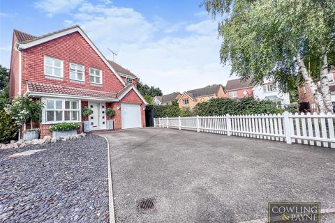 4 bedroom detached house for sale - Robertson Drive, Wickford