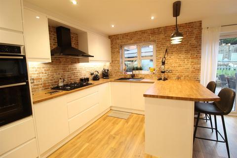 4 bedroom detached house for sale, Chesham Close, Hadfield, Glossop