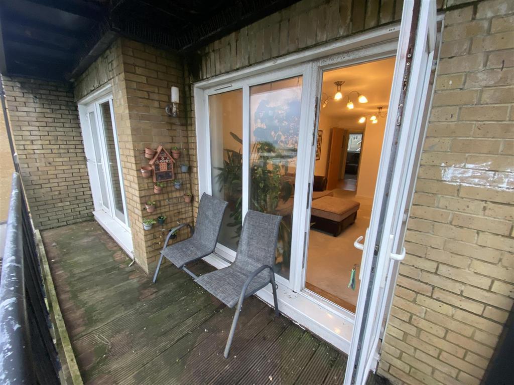 Vanguard Court, Centurion Gate, Southsea 2 bed flat £1,050 pcm (£242 pw)