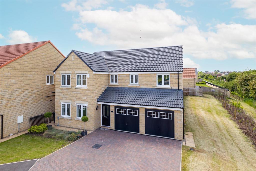 Damson Drive, Leeds LS25 5 bed detached house for sale £499,995