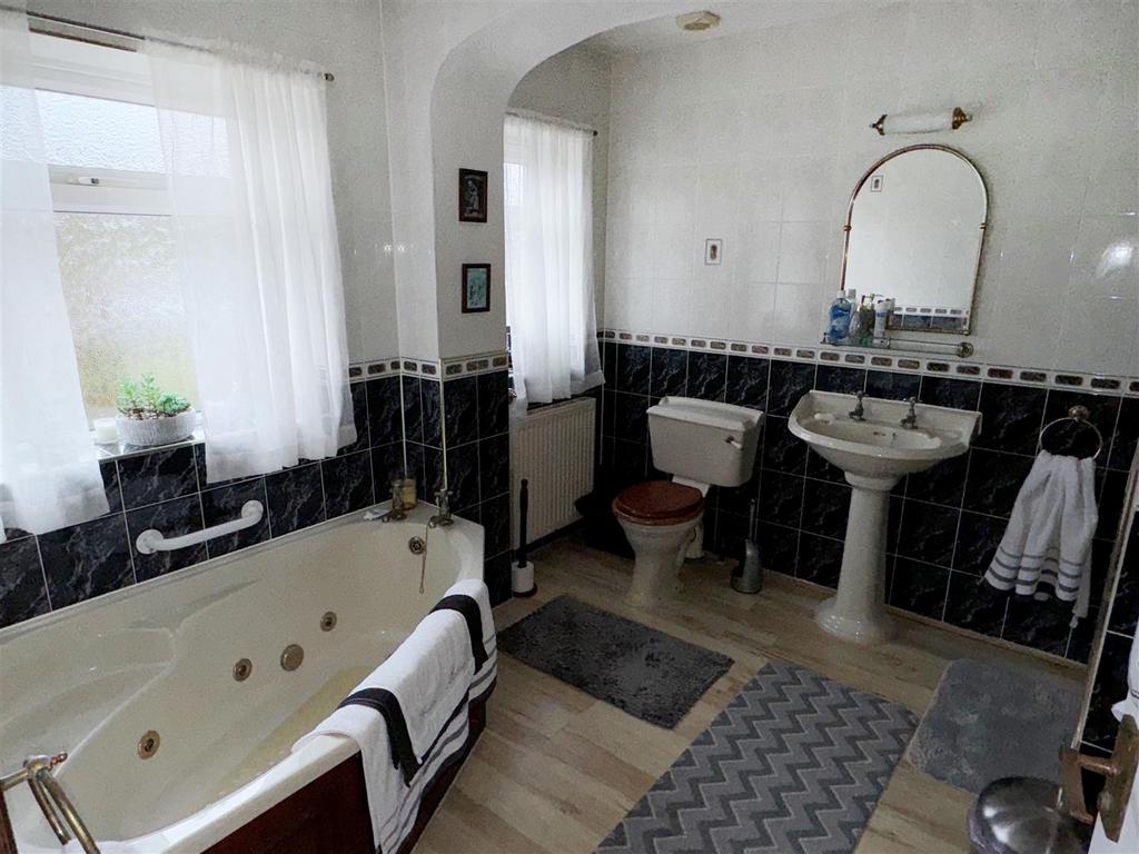 Bathroom 1ab.jpg