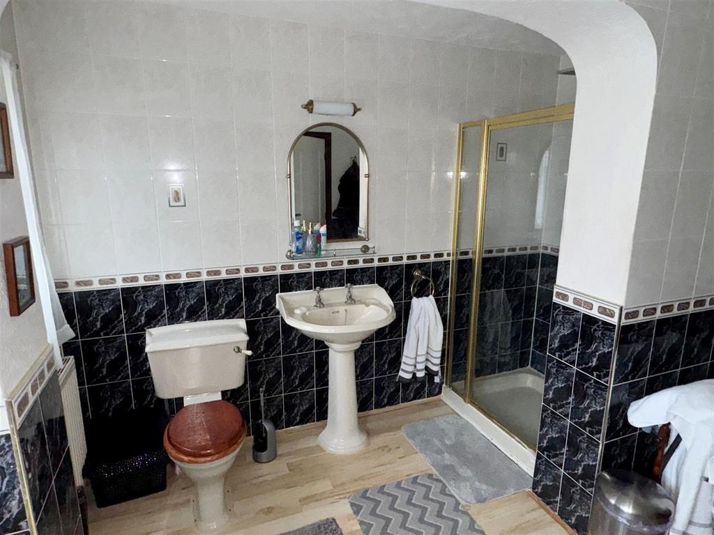 Bathroom 1b.jpg
