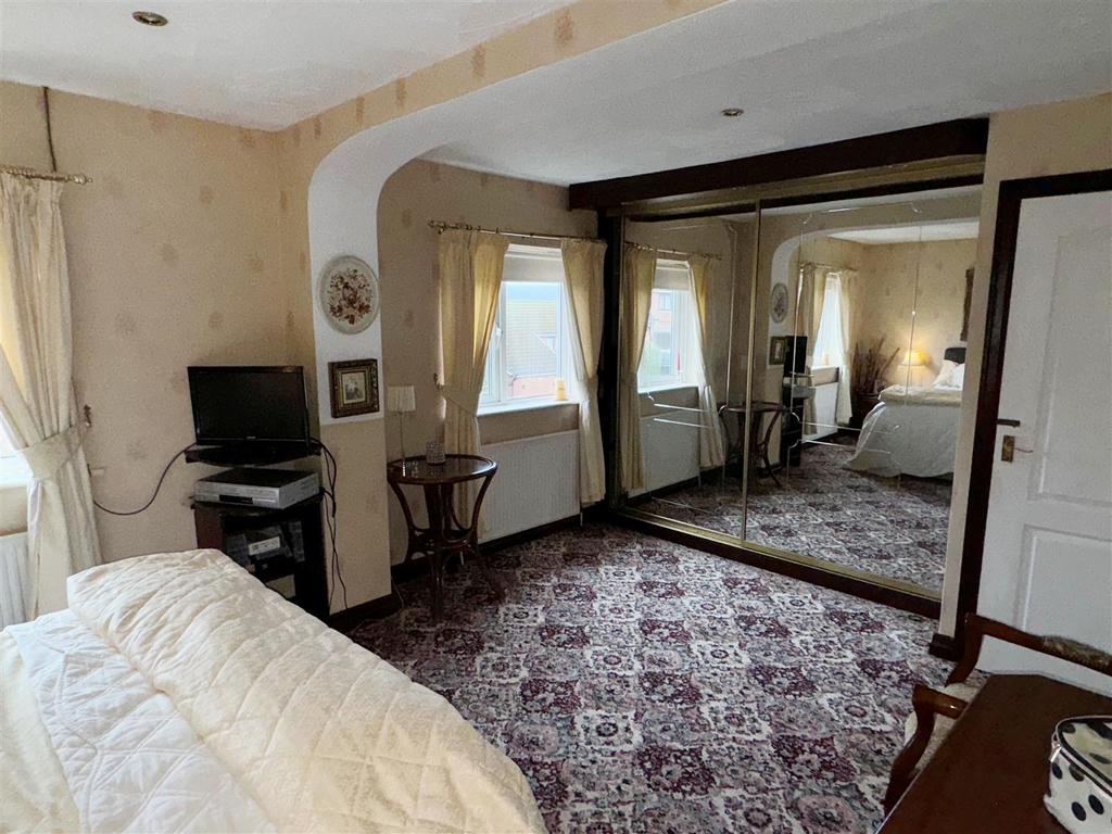 Bedroom 1b.jpg