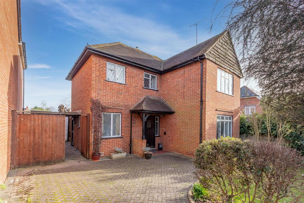 20 Furze Platt Road, Maidenhead 3 bed detached house for sale £675,000
