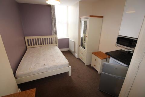 1 bedroom in a house share to rent, Borough Road (Flat -, Staffordshie DE14