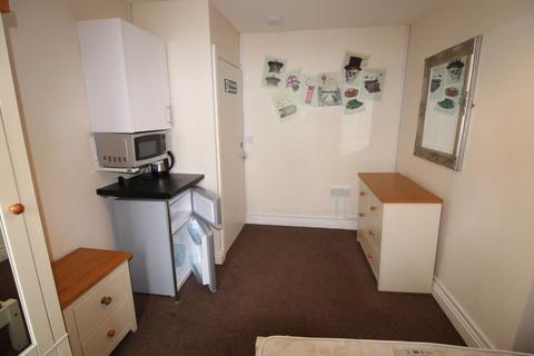 1 bedroom in a house share to rent, Borough Road (Flat -, Staffordshie DE14