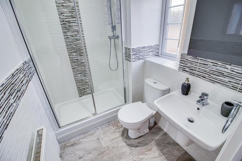En suite shower room/w.c.