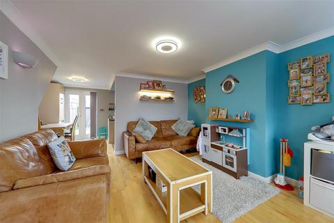 10 Russell Close, Worthing, BN14 8LR