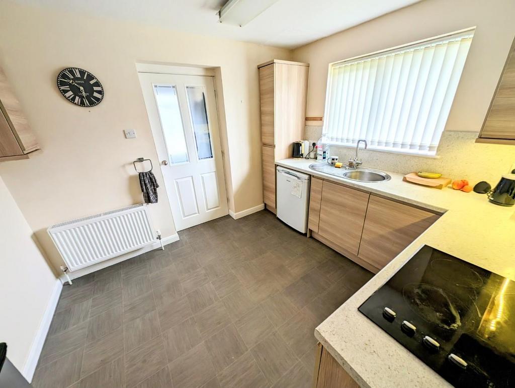 KITCHEN 2 24 LAWNS ROAD.jpg