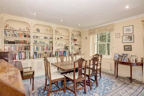 Rosemead Culver Gardens, Malmesbury, SN16 9BY