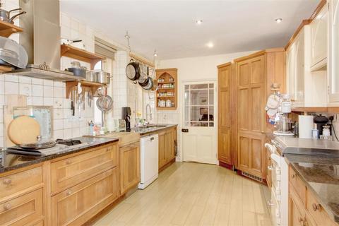 Rosemead Culver Gardens, Malmesbury, SN16 9BY