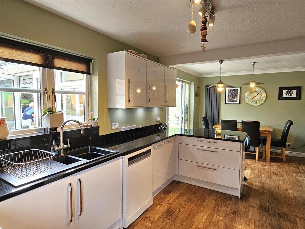 Kitchen dining