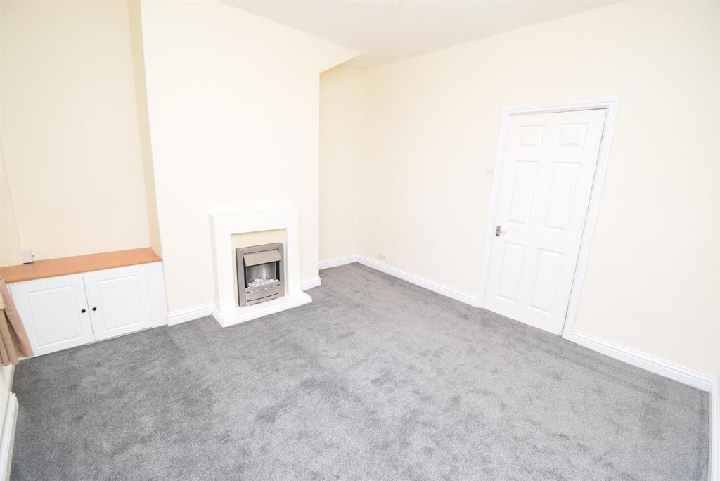 Hollin Lane, Wakefield WF4 2 bed terraced house to rent £775 pcm (£