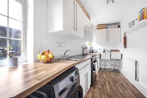 69b Dagnall Park, London, SE25 6NS