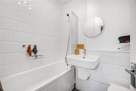 69b Dagnall Park, London, SE25 6NS