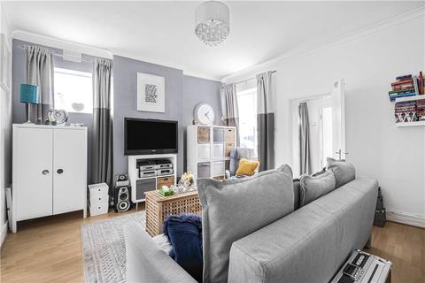 69b Dagnall Park, London, SE25 6NS
