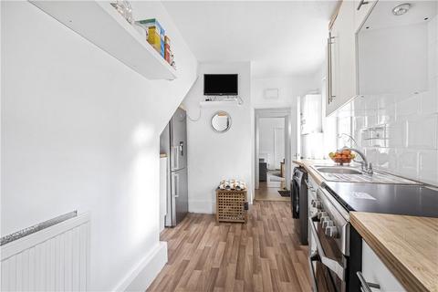 69b Dagnall Park, London, SE25 6NS