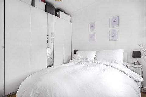 69b Dagnall Park, London, SE25 6NS