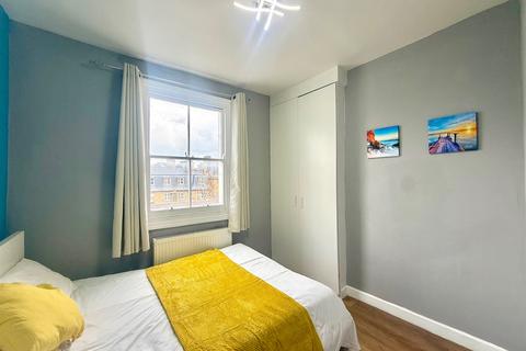 2 bedroom flat to rent, Top Floor , London NW1