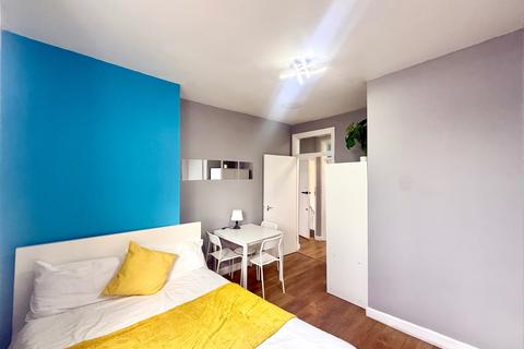 2 bedroom flat to rent, Top Floor , London NW1