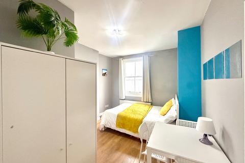 2 bedroom flat to rent, Top Floor , London NW1