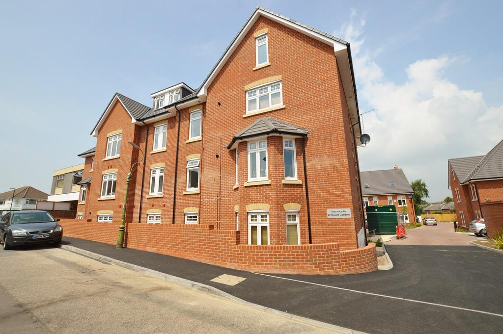 Cromwell Gardens, Bournemouth BH5 2 bed apartment for sale £230,000