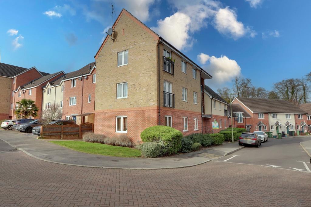 Skippetts Gardens, Basingstoke... 2 bed flat for sale £210,000
