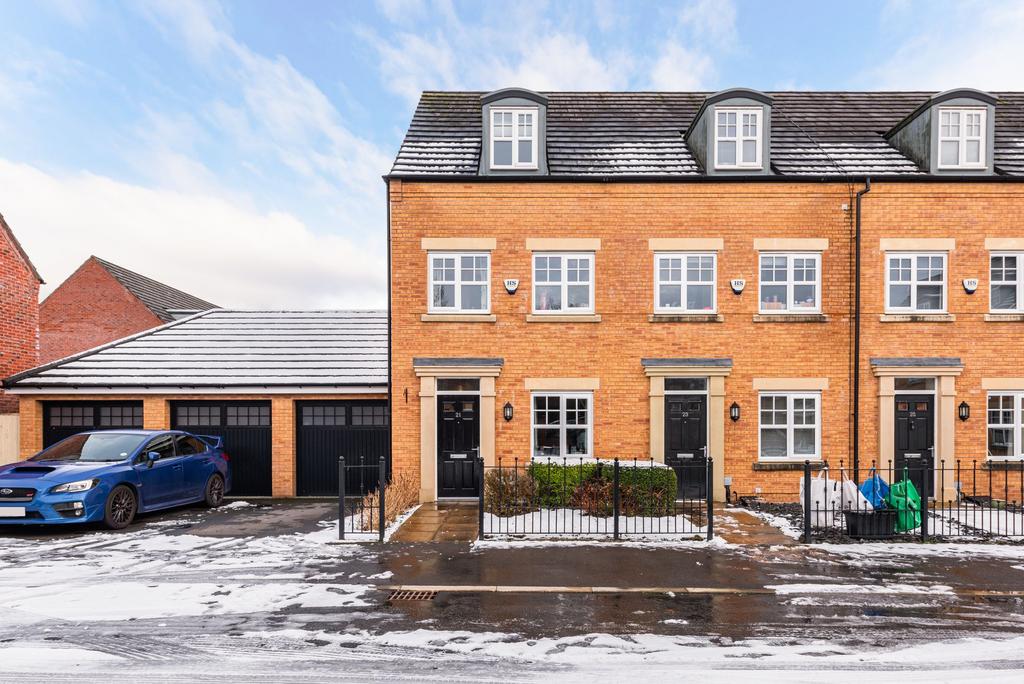 Crow House Farm Drive, NewtonLeWillows, WA12 3 bed townhouse for sale