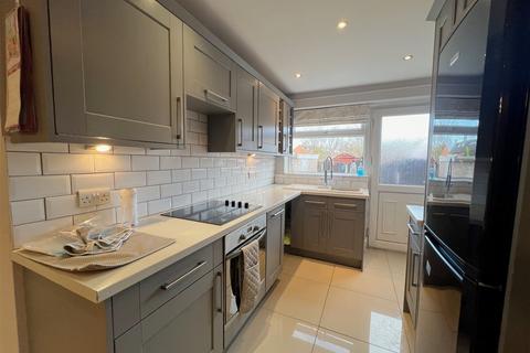 3 bedroom terraced house to rent, Burton Bank Road, Barnsley, S71 2AB
