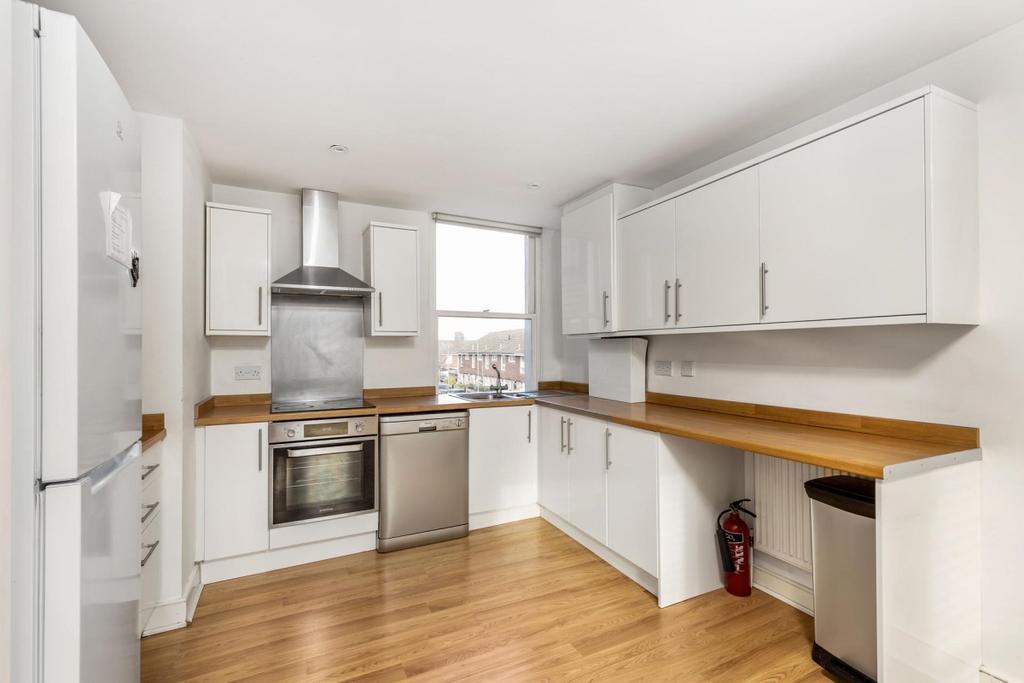 Brookwood Road Southfields SW18 4 bed house to rent £3,100 pcm (£715 pw)
