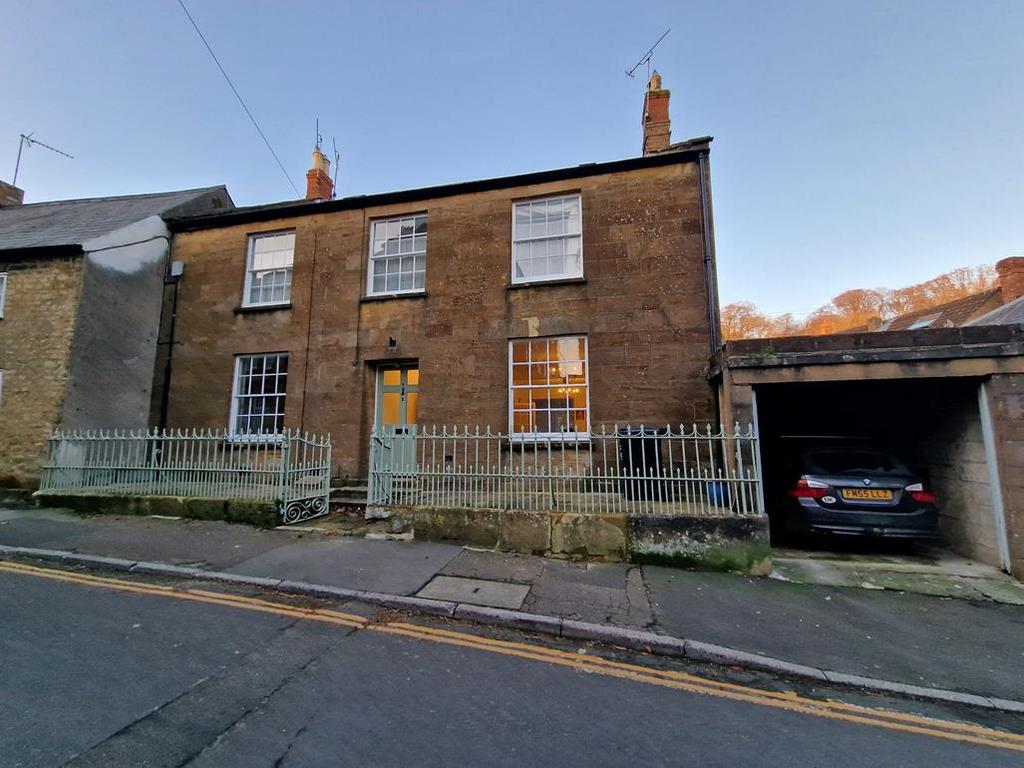 Crewkerne, TA18 4 bed townhouse to rent £1,950 pcm (£450 pw)