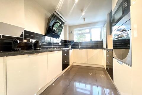 3 bedroom flat for sale, Evening Hill