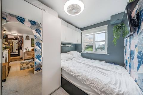 Flat J, 2 Transom Close, London, SE16 7FH