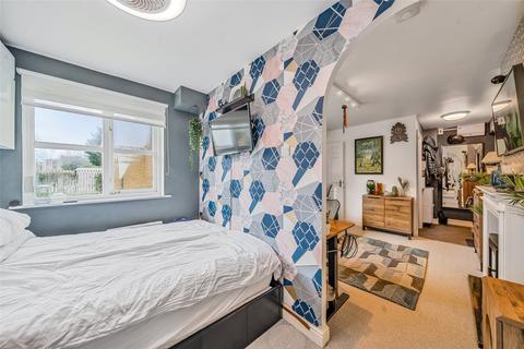 Flat J, 2 Transom Close, London, SE16 7FH