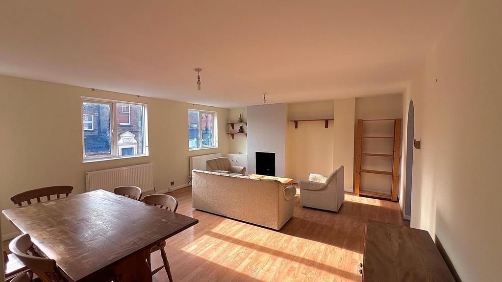 3 Bedroom Flat Available to Rent in Fulham!