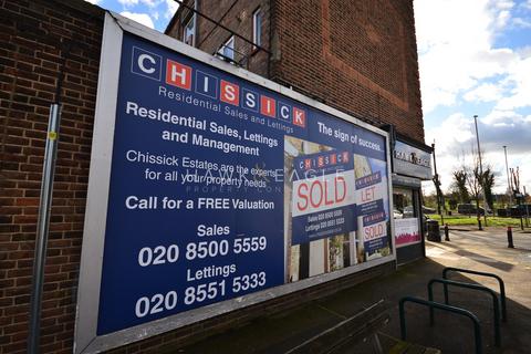 Mixed use to rent, Claybury Broadway, Ilford, Essex. IG5
